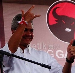 Tak Bisa Nyoblos, Ganjar Pranowo Antar Ayah ke TPS