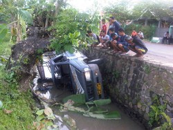 Mobil Patroli Polisi Nyemplung ke Sungai, 7 Orang Terluka