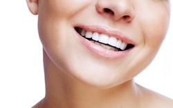 Sikat Gigi Secara Alami dengan Apel dan Strawberry