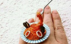 Wow! Burger dan Spaghetti Mungil Jadi Cincin Cantik