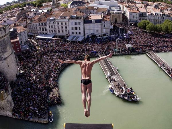 Adu Lompat dari Gedung 27,5 Meter  