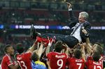 Bayern Angkat Trofi Liga Champions