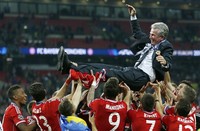 Para pemain Bayern Munich mengangkat pelatih Jupp Heynckess usai memastikan menjadi juara Liga Champions.