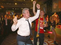 Pelatih Bayern Munich Jupp Heynckes berjoget bersama Bastian Schweinsteiger. Jupp Heynckes meyakini tak ada tim lain yang bisa menyamai prestasi Die Roten musim ini.