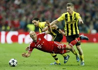 Pemain Bayern Munich Arjen Robben terjatuh dalam pertandingan panas tersebut. Kedua tim bermain imbang tanpa gol di babak pertama di mana Dortmund menguasai jalannya laga dengan menciptakan lebih banyak peluang.