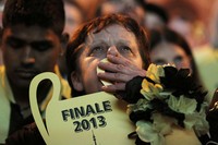 Pendukung Dortmund sedih luar biasa.  Mereka gagal mengulang keberhasilan 16 tahun lalu saat jadi juara di musim 1996/1997.