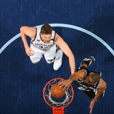 Bekuk Grizzlies Lewat OT, Spurs Unggul 3-0