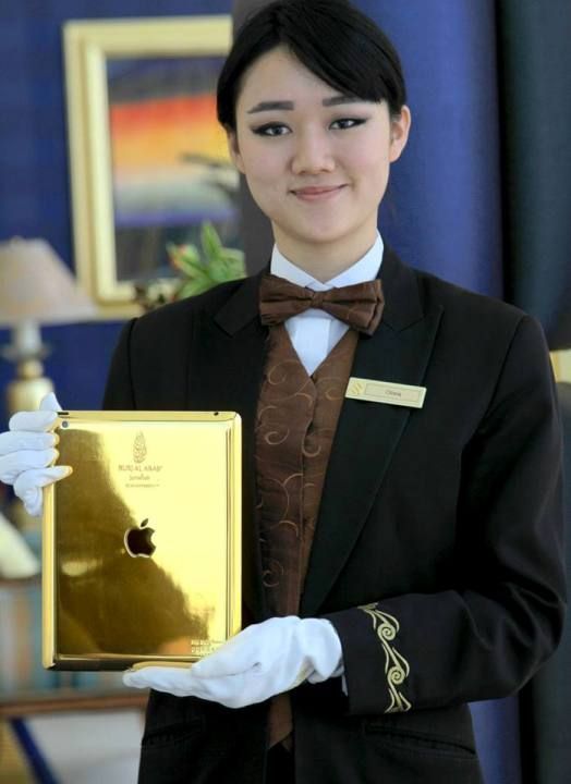 Menginap di Hotel Ini Dipinjami iPad Emas, Mau?