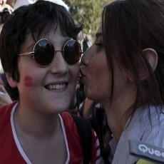 Sekelompok Orang Serang Demonstran Turki yang Berciuman di Depan Umum