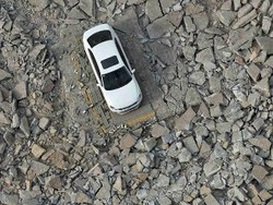 Ajaib! Mobil Ini Selamat dari Reruntuhan 