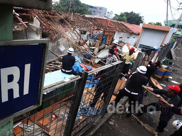 176 Kios di Stasiun Duri Dibongkar Paksa