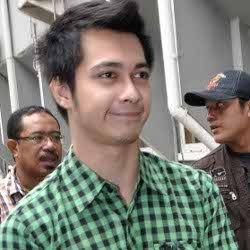 Ajukan Pembelaan, Eza Gionino Yakin Bebas