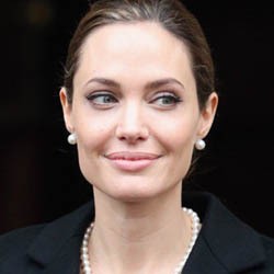 Bibi Angelina Jolie Meninggal karena Kanker Payudara