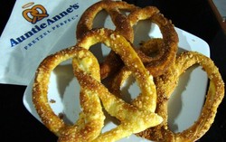 Yuk, Ngemil Pretzel Chewy Aneka Topping Buatan Tante Anne!