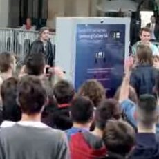 Adu Kuat Memelototi Galaxy S4, Siapa Kuat?