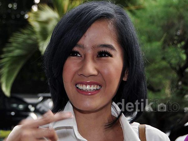 Ardina Rasti Tampak Lebih Fresh