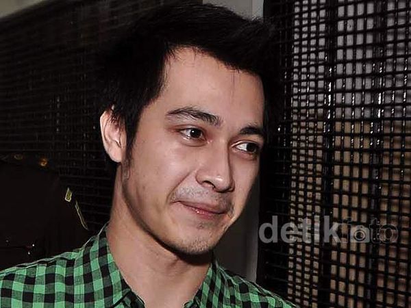 Senyuman Eza Gionino di Persidangan