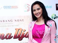 Maudy Koesnaedi Cantik Berbaju Pink