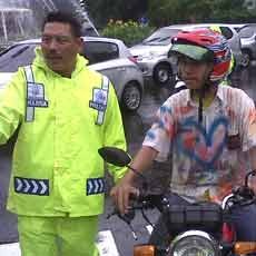 Razia Konvoi Pelajar Dilepas Saat Hujan Menguyur Surabaya