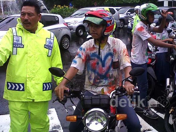 Konvoi Pelajar Rayakan Kelulusan Dirazia
