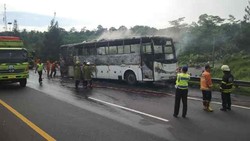 Bus Umum Terbakar Habis di Cipularang, Diduga karena Korsleting Listrik