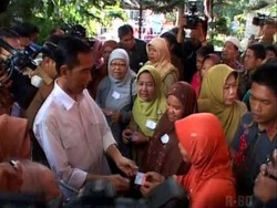 Jokowi Bagikan KJS di Puskesmas Pasar Rebo, Ibu Penderita Kista Menangis