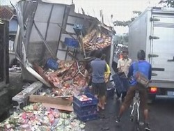 Truk Tabrak Mobil Boks, Roti Berhamburan