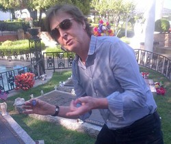 Paul McCartney Ziarah ke Makam Elvis Presley di Tengah Tur