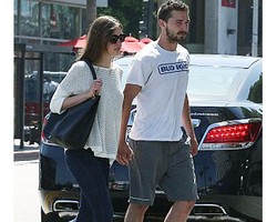 Foto: Berhemat, Shia LaBeouf Ajak Kekasih Pacaran di Pinggir Jalan