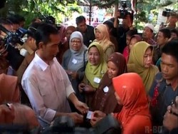 Dibayangi Interpelasi, Jokowi Bagikan 1,7 Juta KJS Kembali
