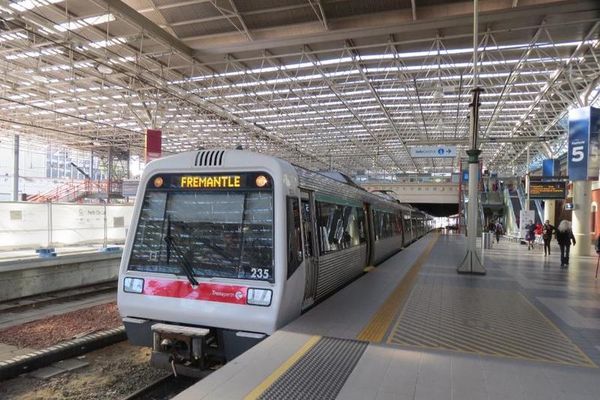 Naik Kereta Transperth, Lancar Jaya!