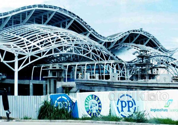 Bandara Ngurah Rai Masih Berantakan
