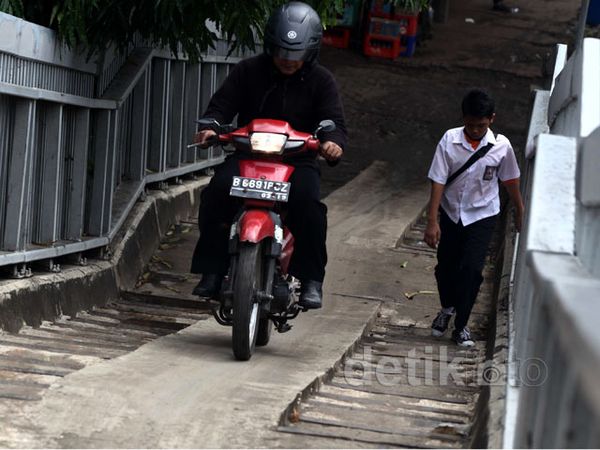 Ketika Hak Pejalan Kaki di JPO Dicuri Pemotor
