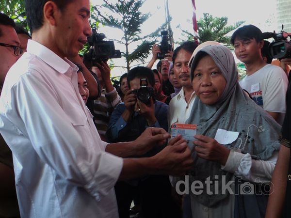 Jokowi Bagikan KJS di Puskesmas Koja