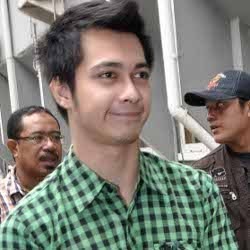 Eza Gionino, Antara Kasus Hukum dan Kisah Asmara