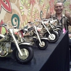 Di Tangan Himawan, Kaleng Rokok Disulap Jadi Miniatur Moge