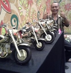 Pria Ini Menyulap Kaleng Rokok Menjadi Emas