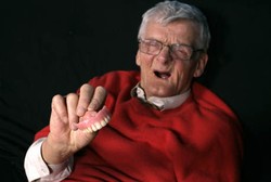 Ingin Pakai Gigi Tiruan? Perhatikan Hal-hal Berikut