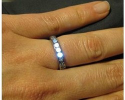 Ajaib, Cincin Tunangan Ini Bisa Menyala Saat Si Dia Mendekat