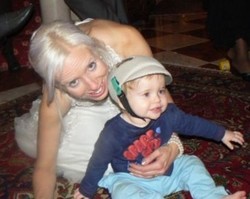 Ibu Paling Protektif, Pakaikan Bayinya Helm Walau Seharian di Rumah