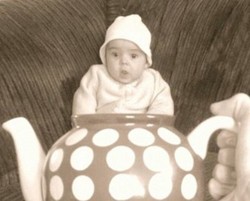 So Cute! Foto Bayi Dalam Gelas Jadi Tren di Inggris