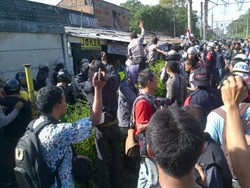 Pembongkaran Kios, Mahasiswa & Pedagang Dilempari Batu dari Dalam Stasiun