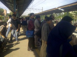 KRL Tak Berhenti di UI, Penumpang di Stasiun Pondok Cina Membludak