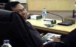 Di Tengah Rapat Paripurna, Anggota DPRD Kampar Asyik Main Game