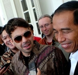 Diajak Duet oleh Vokalis Arkarna, Jokowi: Saya Semedi Dulu