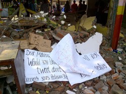 Sebelum Bubar, Mahasiswa Letakkan Bunga di Puing-puing Kios Stasiun UI