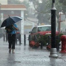  Malam Ini Jakarta Dilanda Hujan Deras, Petir dan Angin Kencang