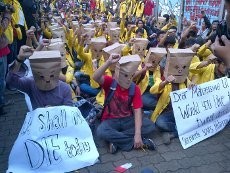 Pakai Tas Kertas Beremosi Sedih, Mahasiswa Aksi Damai di Stasiun UI