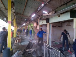 Sterilisasi di Stasiun UI Dimulai, Petugas Bongkar Kios di Pinggir Peron