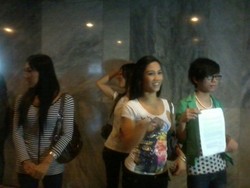 7 Waria Demo di DPR, Bikin Heboh di Depan Ruang Rapat Timwas Century